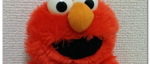 赤いエルモという名前の人形