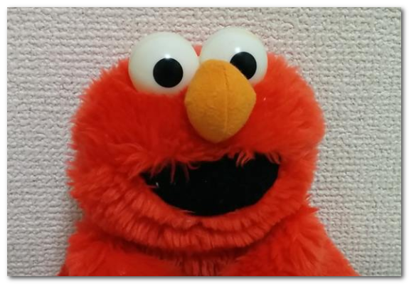 赤いエルモという名前の人形
