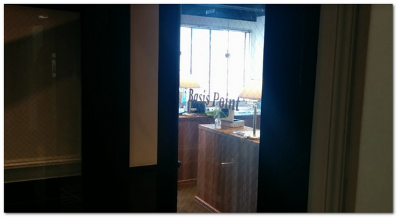 コワーキングスペースの会議室の入り口の画像