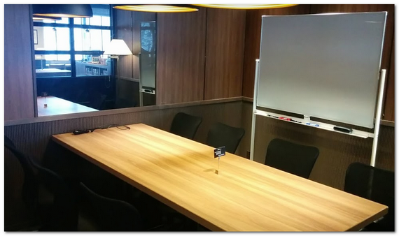 コワーキングスペースの会議室