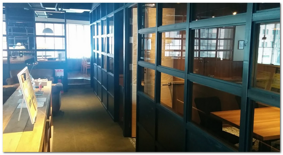 コワーキングスペースの会議室の外観