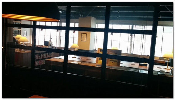 コワーキングスペースの会議室