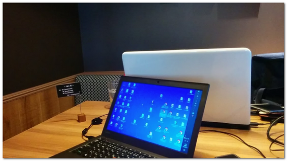 パソコン2台と打ち合わせルームのテーブル