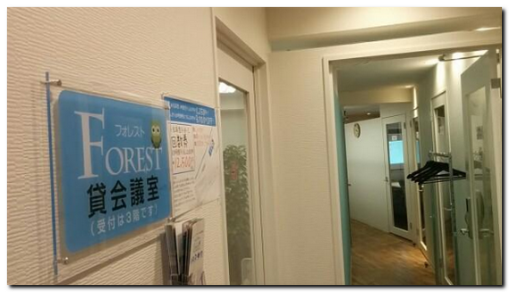 会議室の廊下とドア