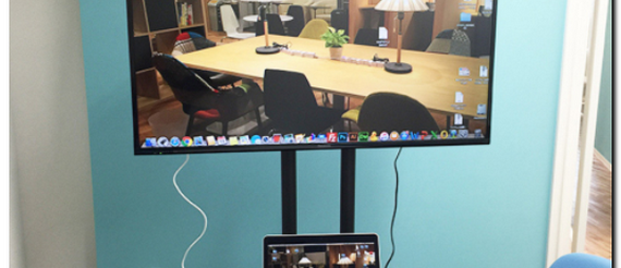 会議室の４９インチのモニター