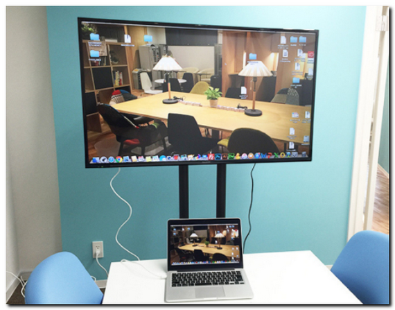 会議室の４９インチのモニター